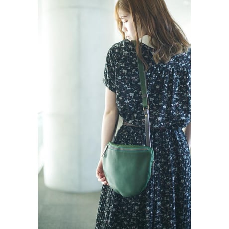 〔rena-iris〕ｘ〔アルトalto. 〕コラボ生産品　たっぷりオイル（姫路レザー）斜め掛けショルダーバッグ 半月型 斜めがけ 本革 ダブルオイルレザー 　AMSB-1111