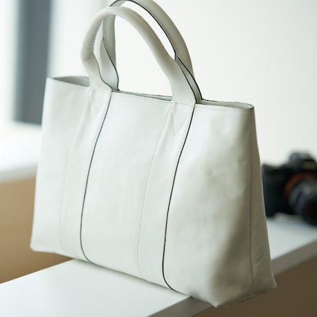 【日本製】【rena -iris  made in japan】〔rena-white　collection〕軽量牛革製品・ヌメ革（マット調ヌメ革）手提げトート   ir-01