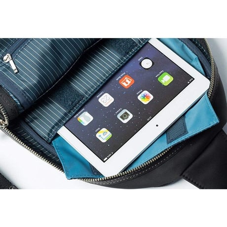 【国産品】【INNFITHｘrenaコラボ/生産品】牛革製・INNFITH MOVE iPad対応 ソフトイルレザー縦型ボディバッグ（大きめサイズ） ir-571