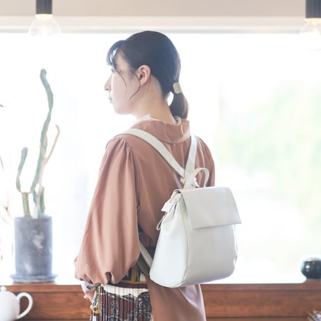 【日本製】【rena -iris  made in japan】〔rena-white　collection〕牛革製品・オイルヌメ・牛革コンパクトリュック  ir-2817
