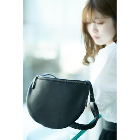 〔rena-iris〕ｘ〔アルトalto. 〕コラボ生産品　たっぷりオイル（姫路レザー）斜め掛けショルダーバッグ 半月型 斜めがけ 本革 ダブルオイルレザー 　AMSB-1111