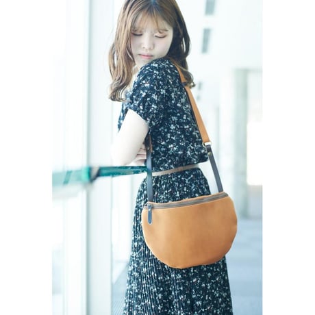 〔rena-iris〕ｘ〔アルトalto. 〕コラボ生産品　たっぷりオイル（姫路レザー）斜め掛けショルダーバッグ 半月型 斜めがけ 本革 ダブルオイルレザー 　AMSB-1111
