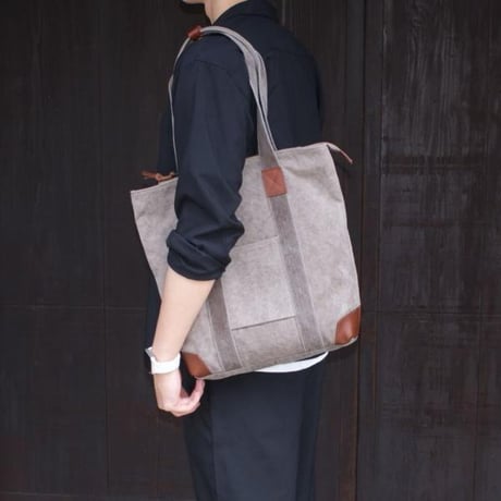 豊岡鞄（認定商品・FEEDBAG）豊岡製・神鍋山火山灰染め（松煙炭入り） 8号帆布・縦型トートバッグ FB-100-B