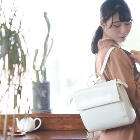 【日本製】【rena -iris  made in japan】〔rena-white　collection〕牛革製品・オイルヌメ・牛革コンパクトリュック  ir-2817
