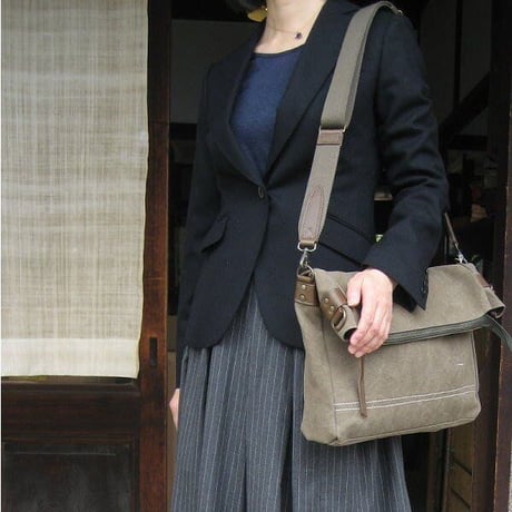 rena 豊岡(レナ　トヨオカ）cheviot(チェビオット）六号蝋引き帆布・バイオ加工・口折りショルダー（rj-303-A）【豊岡製品】 【倉敷児島製帆布】