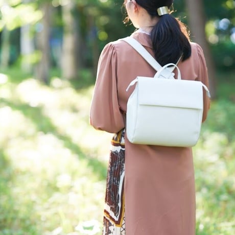 【日本製】【rena -iris  made in japan】〔rena-white　collection〕牛革製品・オイルヌメ・牛革コンパクトリュック  ir-2817