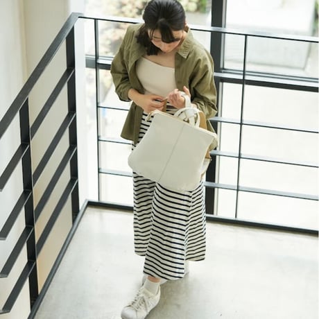 【日本製】【rena -iris  made in japan】〔rena-white　collection〕牛革製品・オイルヌメ・牛革スリムリュック  ir-71 a