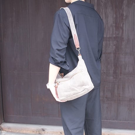 rena 豊岡(レナ　トヨオカ）cheviot(チェビオット）豊岡製・神鍋山火山灰染め　8号帆布・斜め掛けショルダー　 tz-23