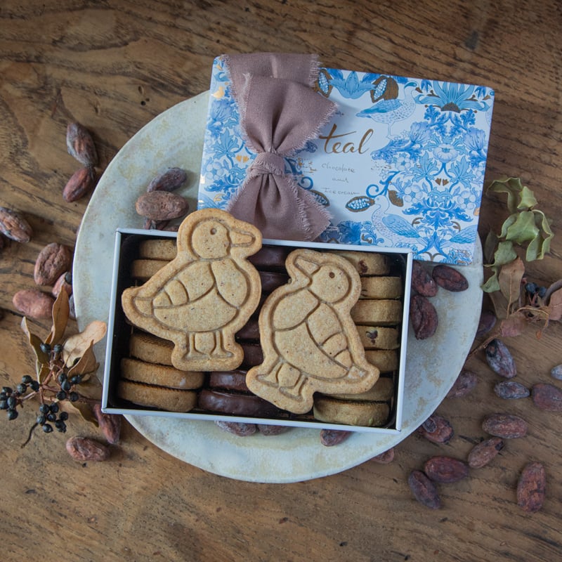 チョコレートクッキーとカモのクッキー缶 | teal