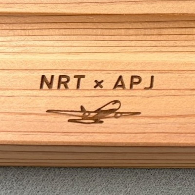 NRT×Peach 10th Anniversary スマホスタンド＜空港伐採木使用＞ | N