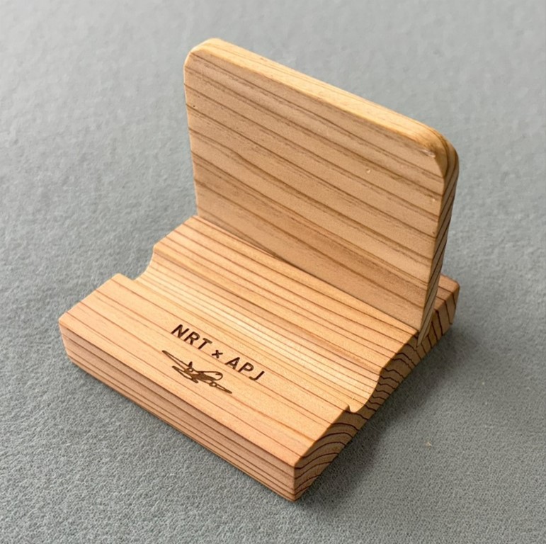 56* TESLYAR 木製スマートフォンスタンド NRT×Peach 10th Anniversary スマホスタンド＜空港伐採木使用＞ | N