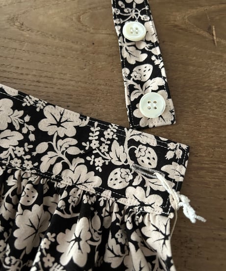 R&D.M.CO/WILD BERRY SALON APRON
