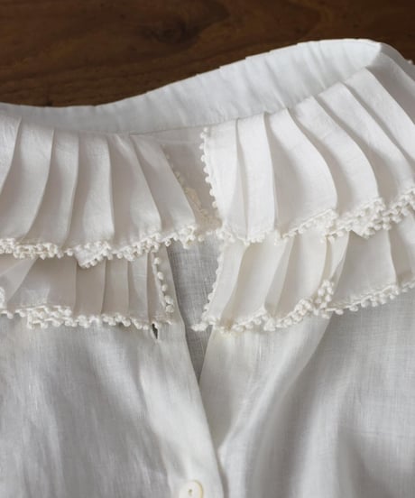 BUNON/FRILL COLLAR BLOUSE