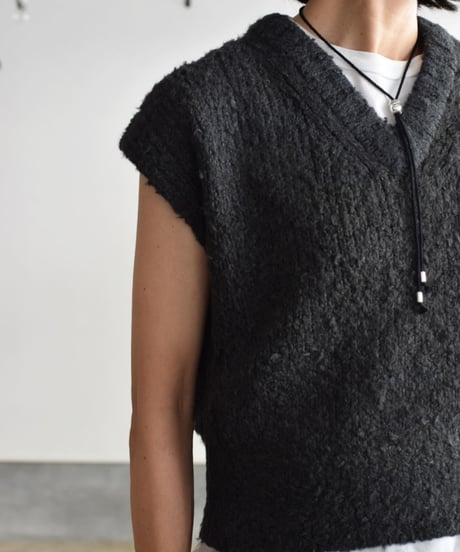 NikkiESSENTIALPIECES/BRUSHED SILK YARN VEST
