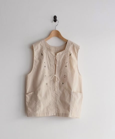 JOICEADDED/LEAVES ENBROIDERED VEST