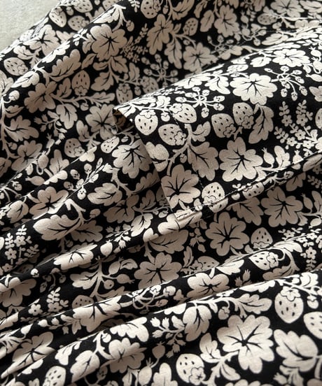 R&D.M.CO/WILD BERRY SALON APRON