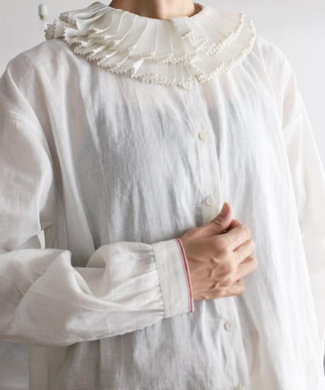BUNON/FRILL COLLAR BLOUSE