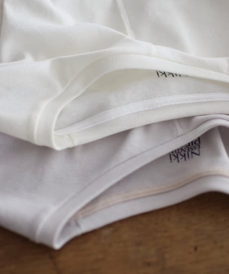 NIKKI ESSENTIAL PIECES/RIB TRIM T-SHIRT