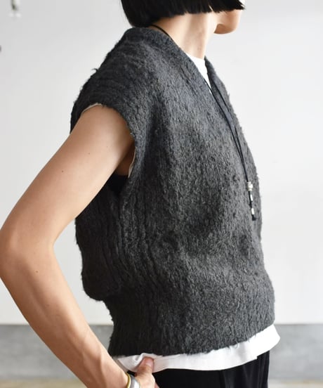 NikkiESSENTIALPIECES/BRUSHED SILK YARN VEST