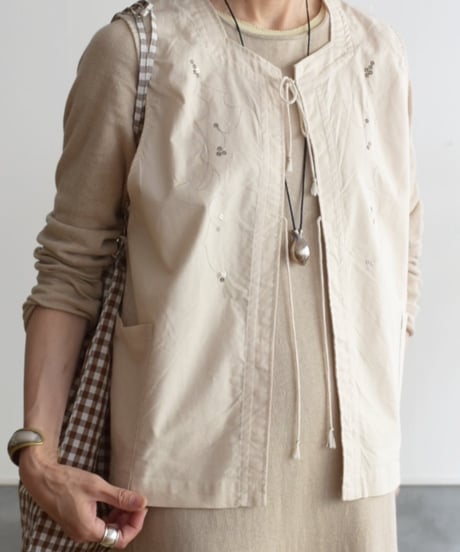 JOICEADDED/LEAVES ENBROIDERED VEST