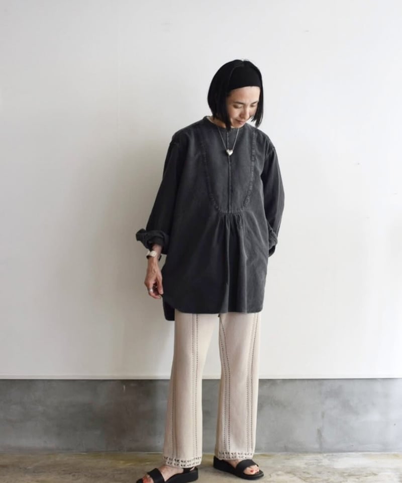 OUTIL CHEMISIER CORSIER バックオープンブラウス 黒 OUTIL CHEMISIER CORSIER バックオープンブラウス 黒