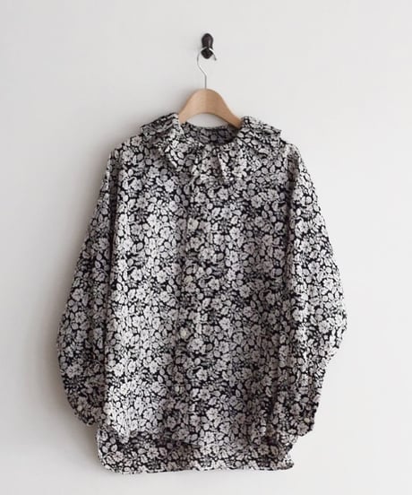 Ｒ&D.M.CO/WILDVERRY RUFFLE COLLOR BLOUS