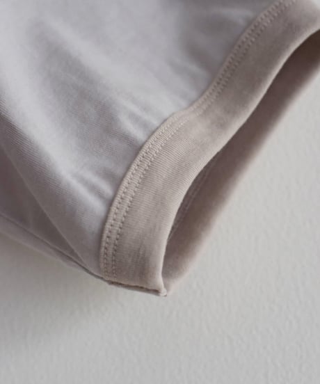 NIKKI ESSENTIAL PIECES/RIB TRIM T-SHIRT