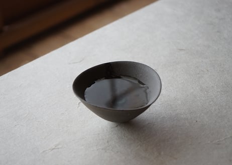 吉田香楠子 / 22 黒土雑木灰 茶杯 M
