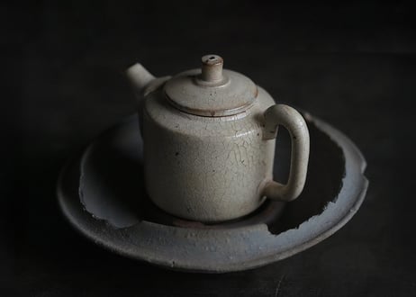 茶奏人  / 2    須恵器茶船 × 鉄輪  ( 古物見立て茶器 )