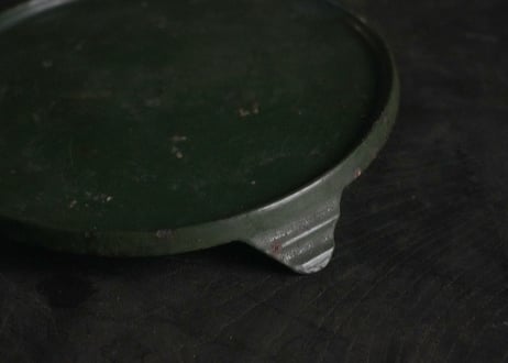 茶奏人  /   3  鉄琺瑯 三つ足燭台見立て 手前盆  ( 古物見立て茶器 )