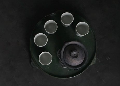 茶奏人  /   3  鉄琺瑯 三つ足燭台見立て 手前盆  ( 古物見立て茶器 )