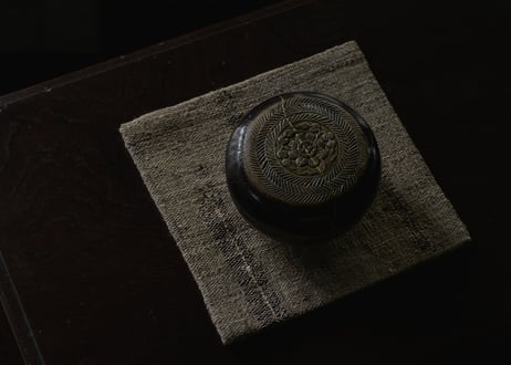 D-2  古帛紗＋古州窯 印花合子   /  西川はるえ