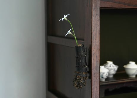 hakomono /  8 . 流竹掛け （枯黒）