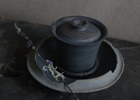 茶奏人  / 2    須恵器茶船 × 鉄輪  ( 古物見立て茶器 )