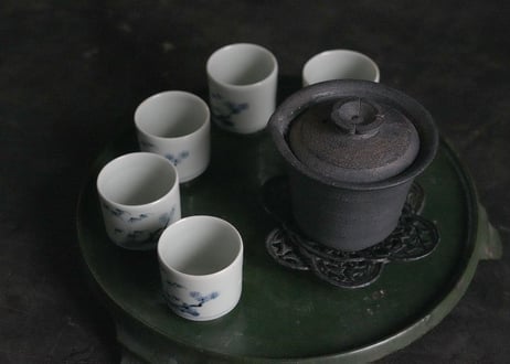 茶奏人  /   3  鉄琺瑯 三つ足燭台見立て 手前盆  ( 古物見立て茶器 )