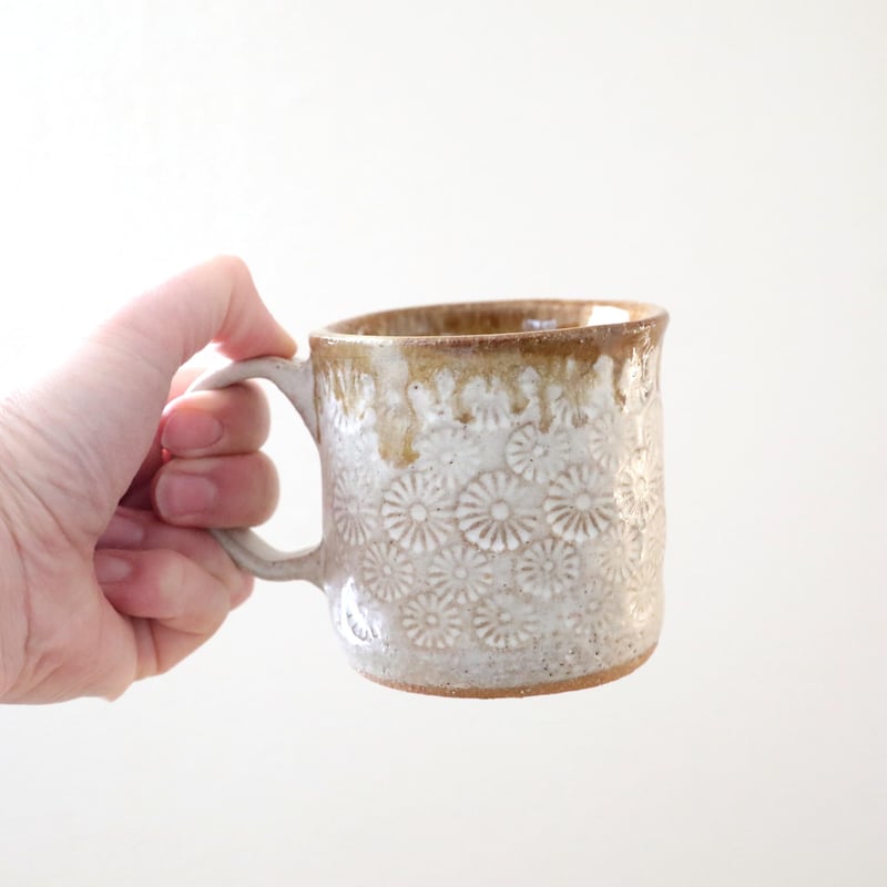 菊の印花のマグカップ 手びねり | 創作工房 あめつち薫る
