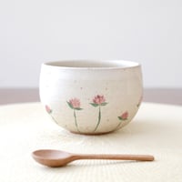 ころんと丸い彫り模様のお湯のみ / 千日紅