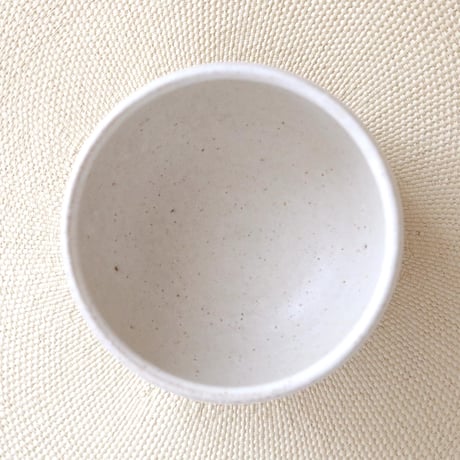 ころんと丸い彫り模様のお湯のみ / ミモザ