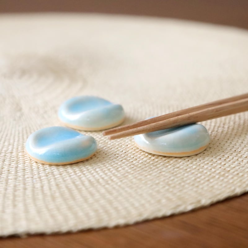 水色釉薬の丸い箸置き | 創作工房 あめつち薫る
