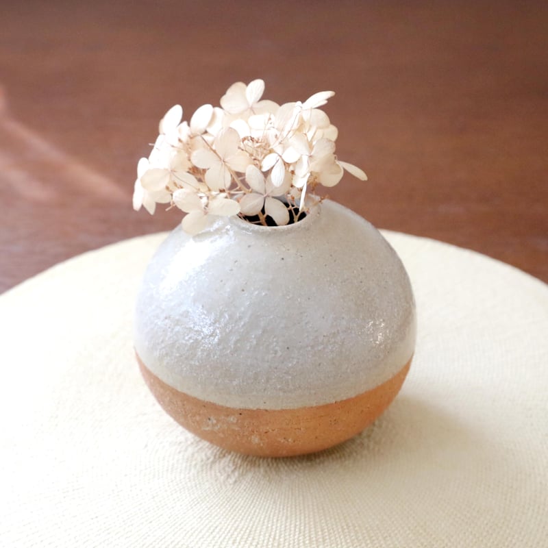 薪窯焼成】白陶土と藁灰釉の丸い花器 | 創作工房 あめつち薫る