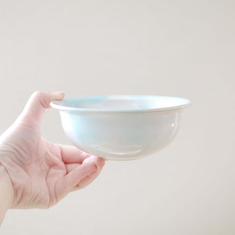 【SALE】白釉の丸鉢 水色のアクセント ＊ １