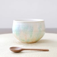 流れる色模様のお湯呑み 初春の草原