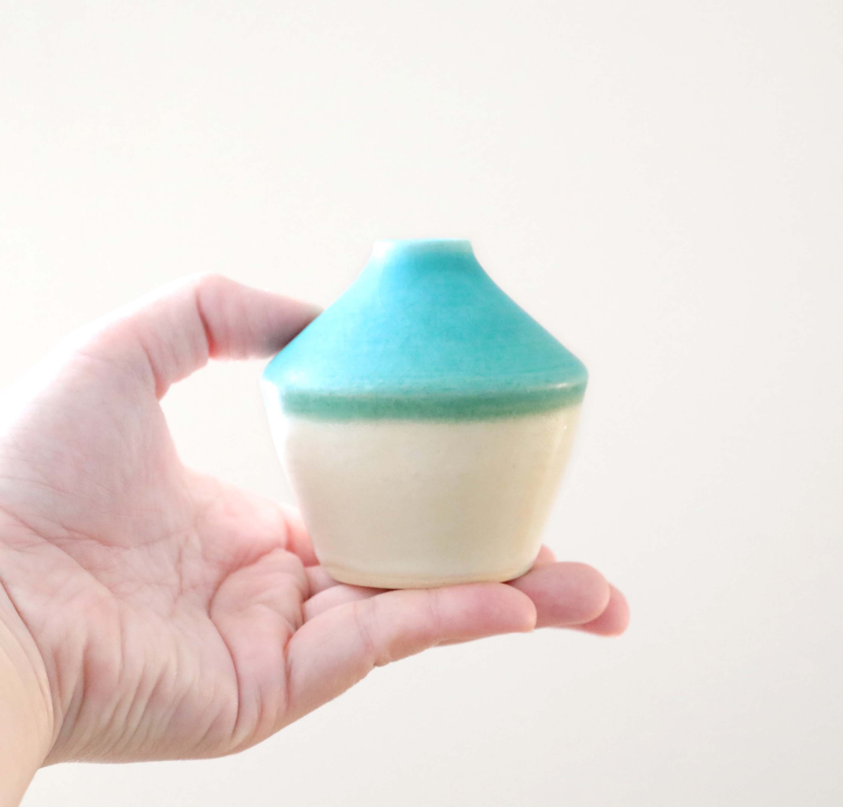 トルコ青マットと白い釉薬のかけ分け一輪挿し ＊ 3 | 創作工房 あめつ