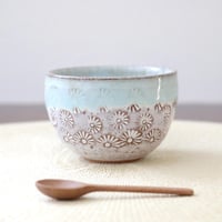 菊の印花のお湯のみ 水色のアクセント