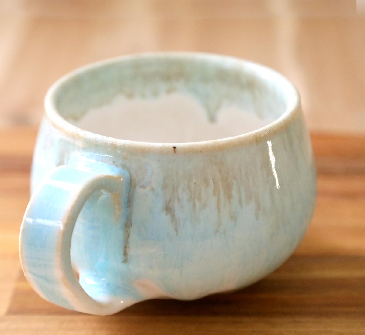 白釉と流れる水色の大きめマグカップ | 創作工房 あめつち薫る