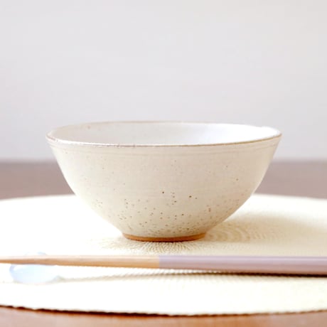赤陶土と白マット釉の飯碗 縁錆 ＊ ２