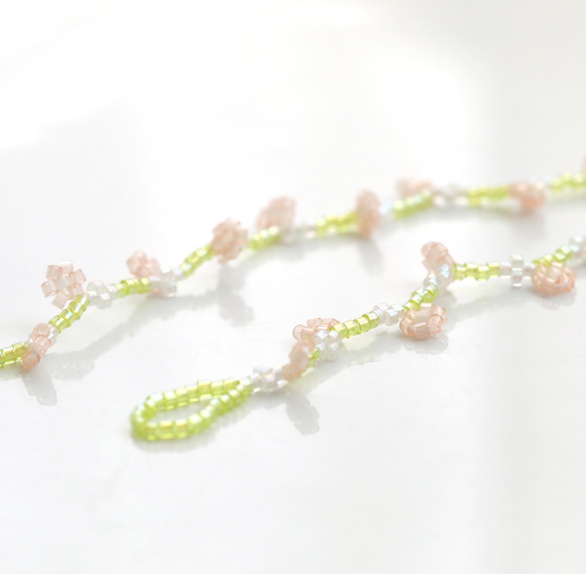 春の小花のビーズブレスレット | 創作工房 あめつち薫る