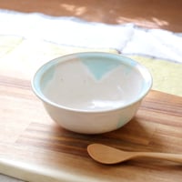 【SALE】白釉の丸鉢 水色のアクセント ＊ ２