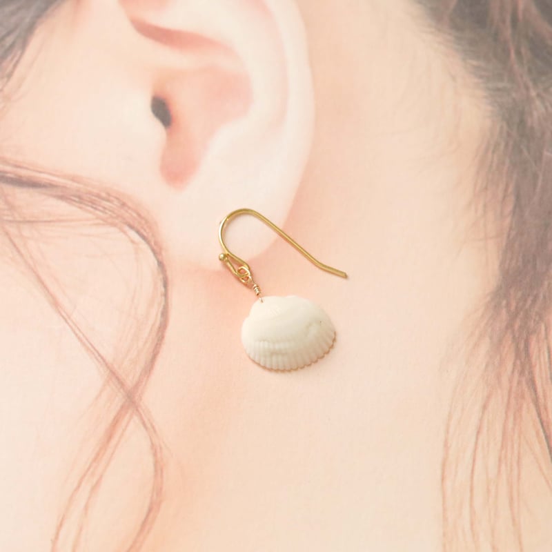 白い貝殻のイヤリング・ピアス | 創作工房 あめつち薫る