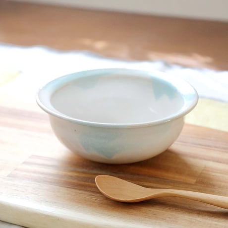 【SALE】白釉の丸鉢 水色のアクセント ＊ １
